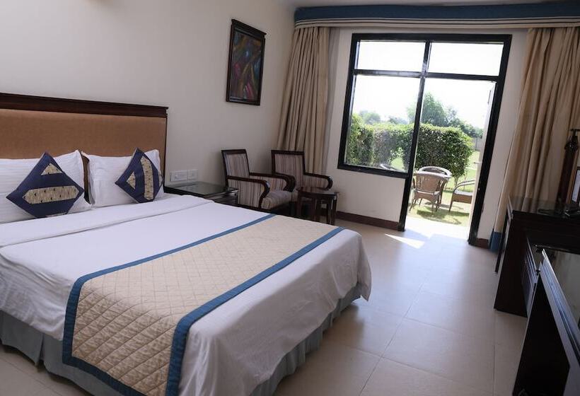 בית מלון כפרי Treehouse Sunrise Resort & Caravan Park