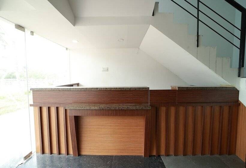 ホテル Valluvar Residency