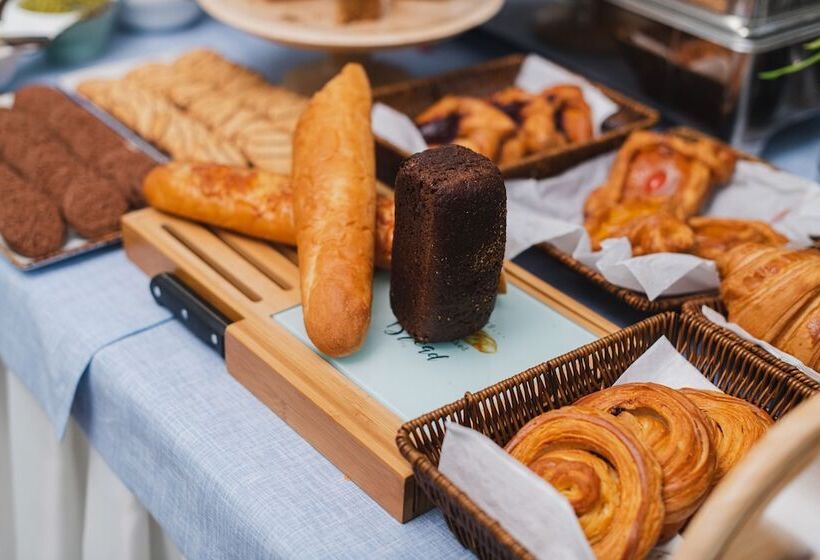 فندق Zarafshon Parkside