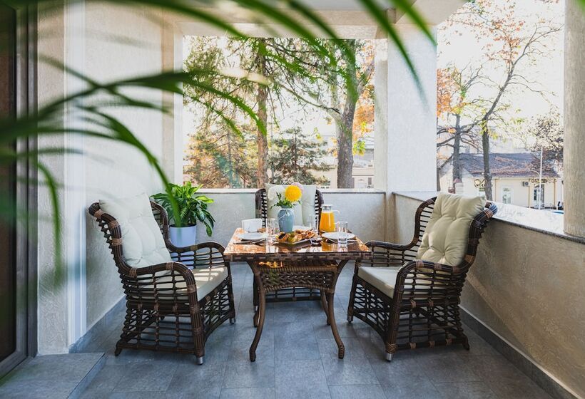 فندق Zarafshon Parkside