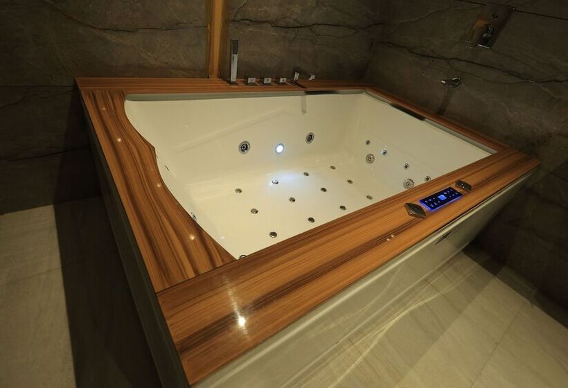 Krishna Hotel And Resort