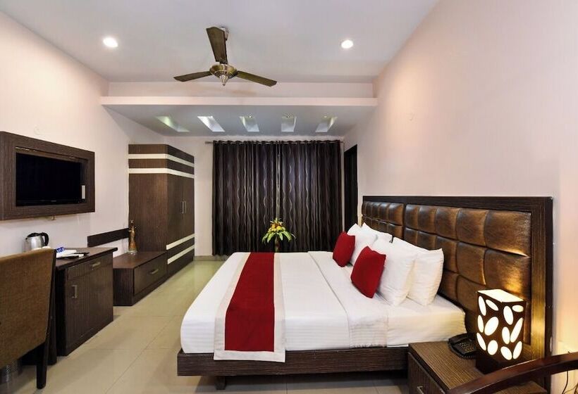 Le Crescent Hotel By Trot, Indirapuram