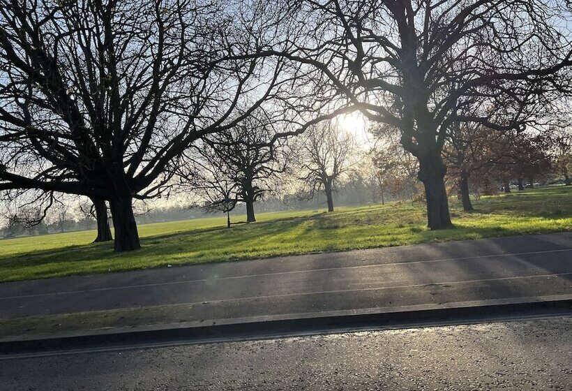 ペンション Park View Residence Northolt   Near Tube