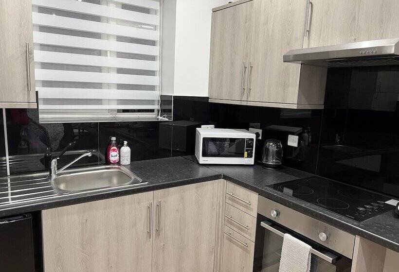 ペンション Park View Residence Northolt   Near Tube
