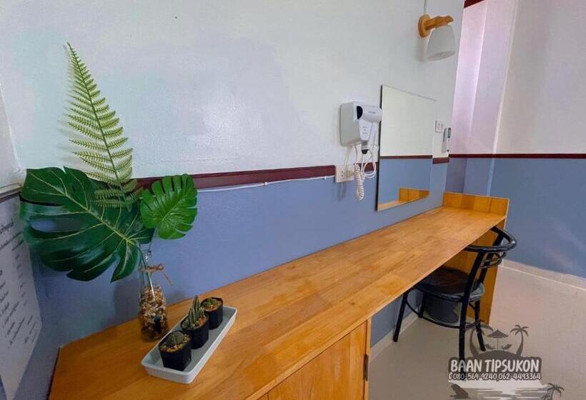 مبيت وإفطار Baan Tipsukon