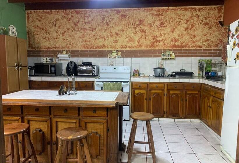 مبيت وإفطار Gardens House, Airport Juan Santamaría, Alajuela, San Jose