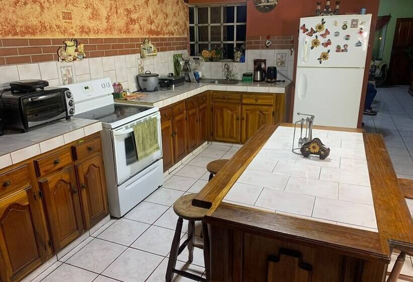 مبيت وإفطار Gardens House, Airport Juan Santamaría, Alajuela, San Jose