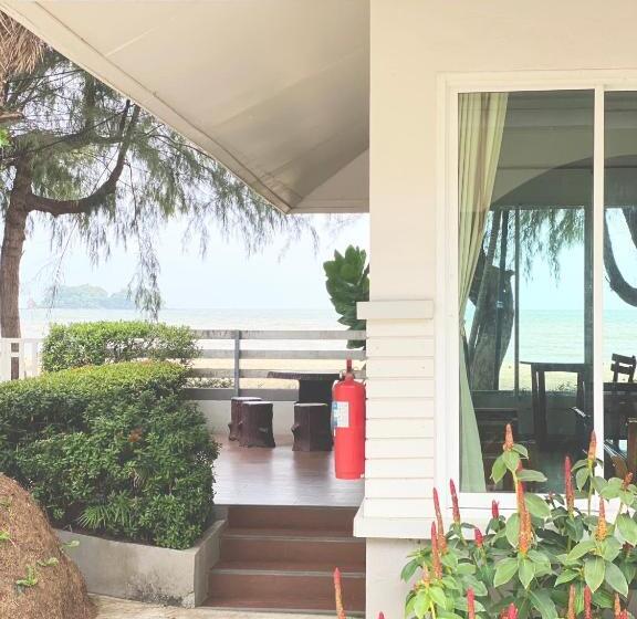 호텔 Laemsing Natural Beach Resort