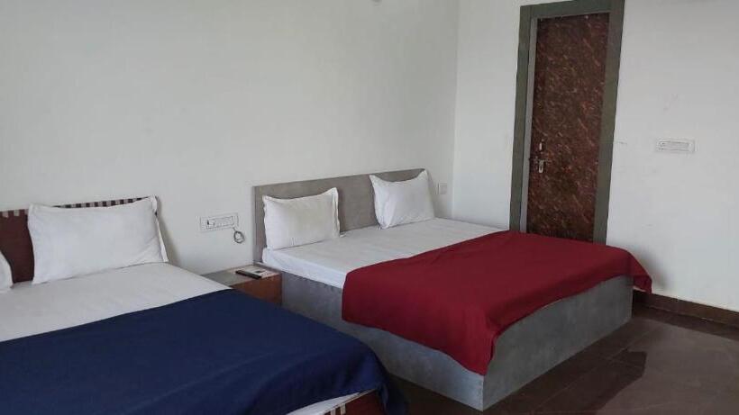 פנסיון Saritashray Seva Dham