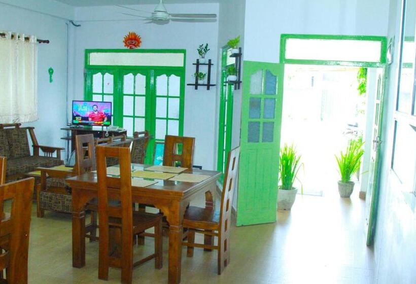 ペンション The Garnet Mirissa