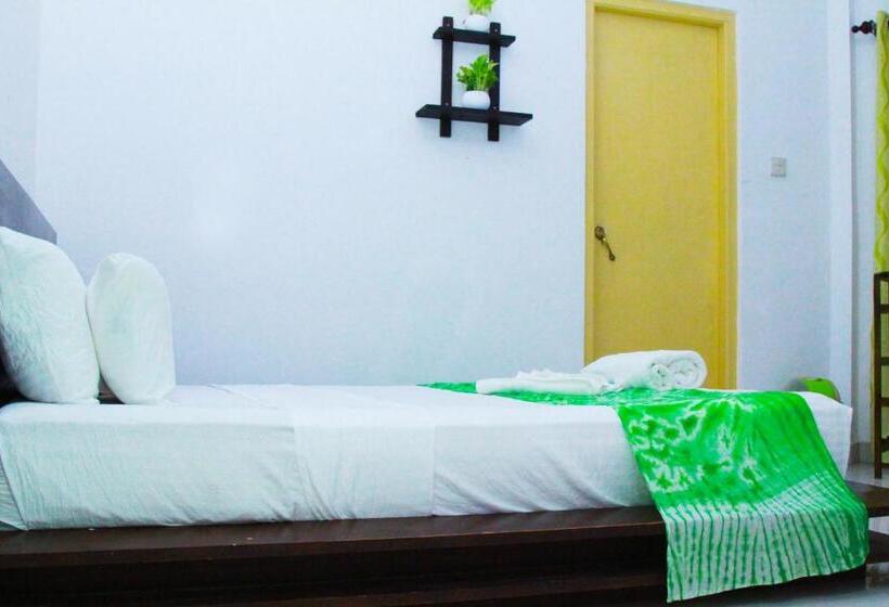 ペンション The Garnet Mirissa