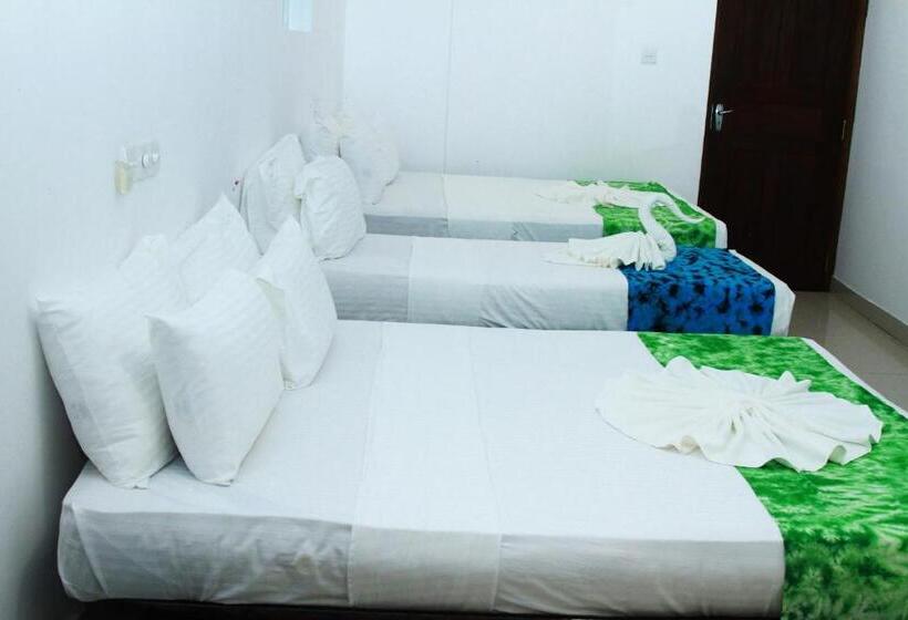 ペンション The Garnet Mirissa