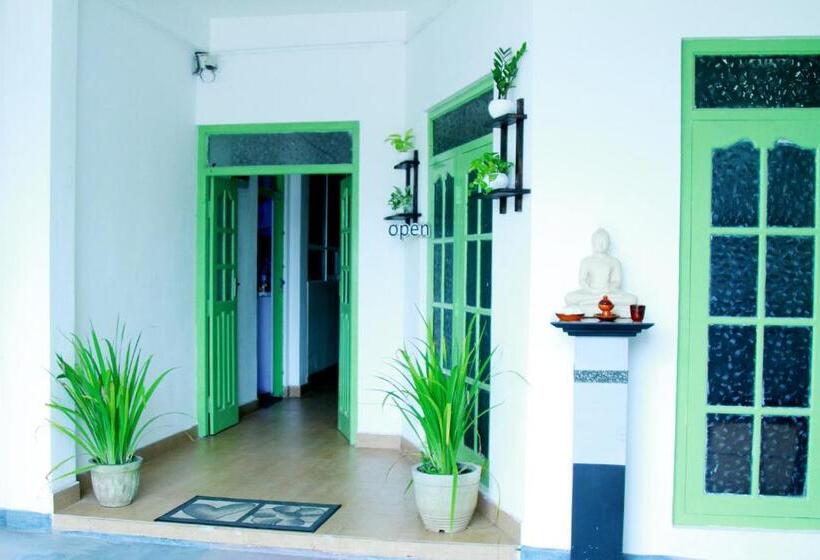 ペンション The Garnet Mirissa