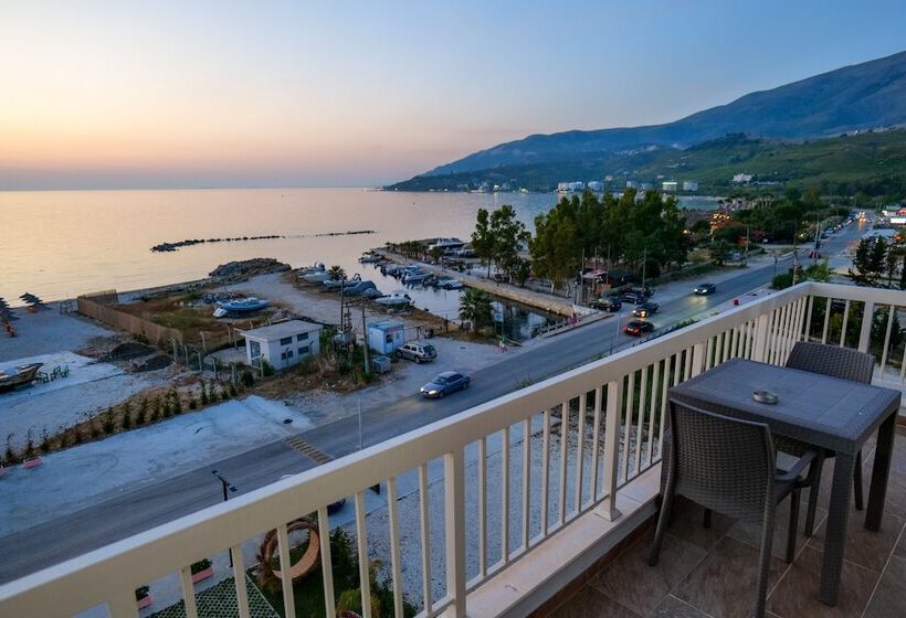 The Peak Hotel & Lounge