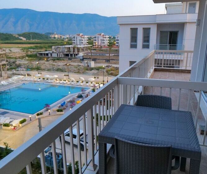 The Peak Hotel & Lounge