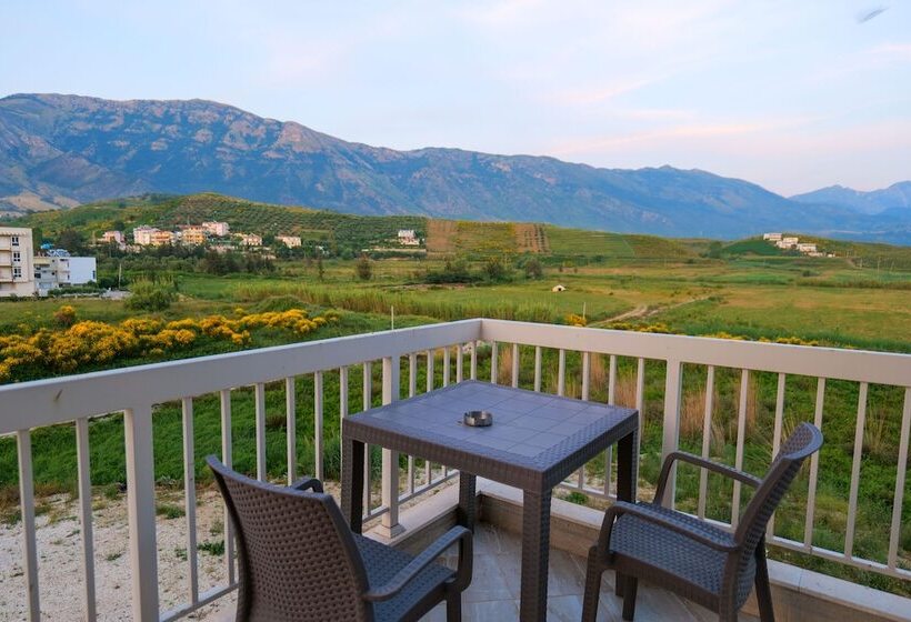 The Peak Hotel & Lounge