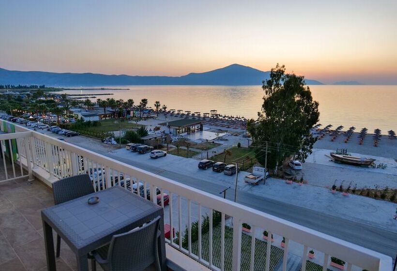 The Peak Hotel & Lounge