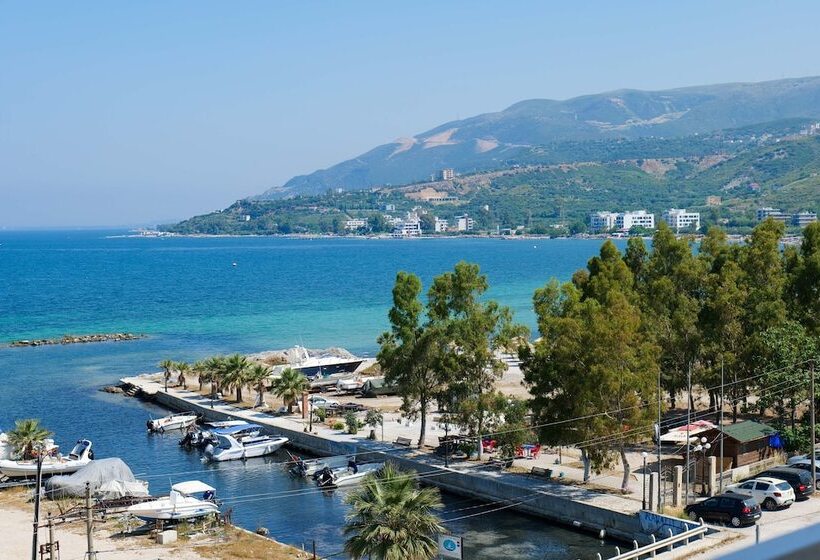 The Peak Hotel & Lounge