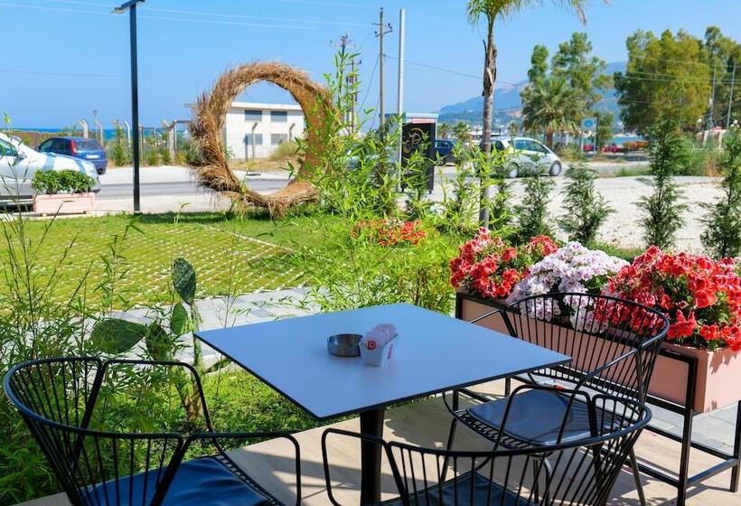 The Peak Hotel & Lounge