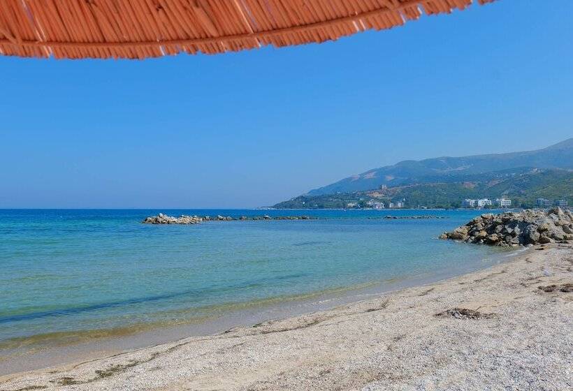 The Peak Hotel & Lounge