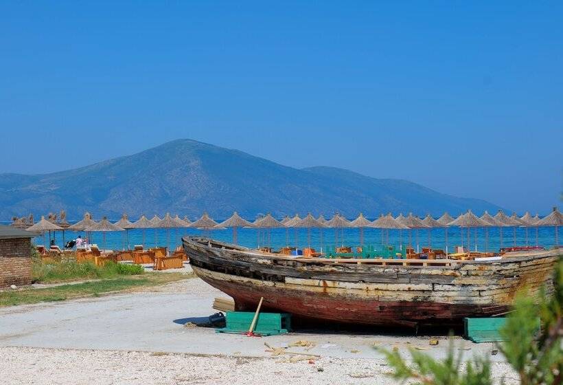 The Peak Hotel & Lounge