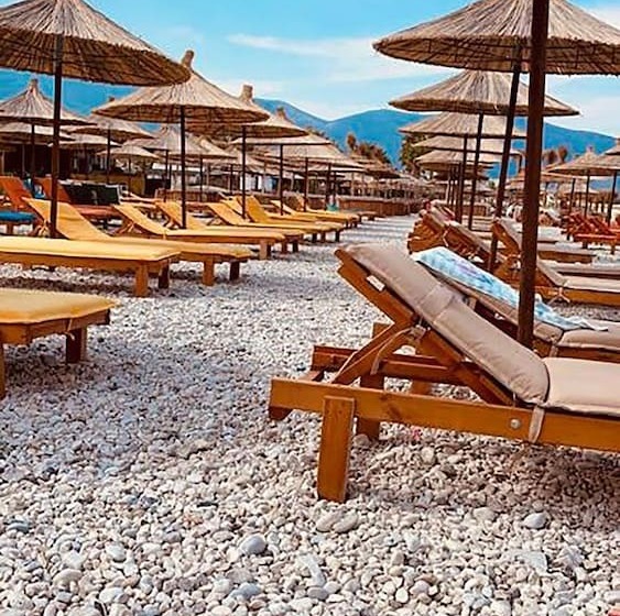 The Peak Hotel & Lounge