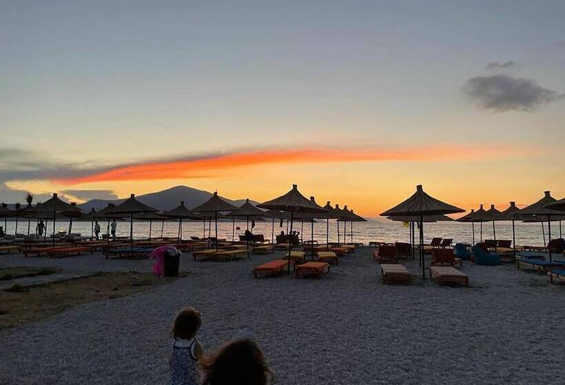 The Peak Hotel & Lounge