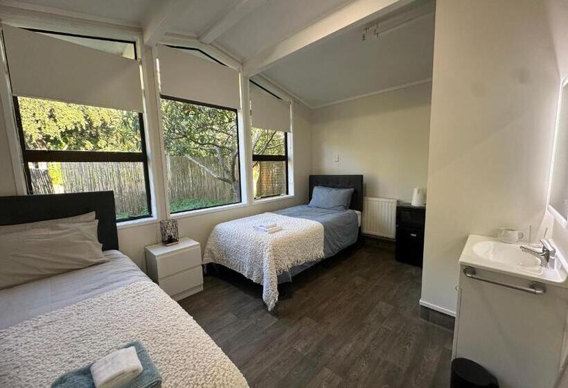 הוסטל Eden Lodge