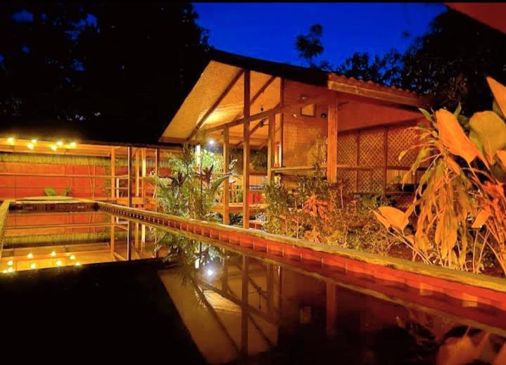 تختخواب و صبحانه At Home