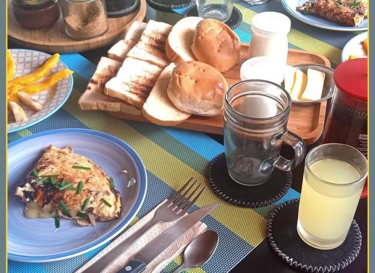 تختخواب و صبحانه At Home