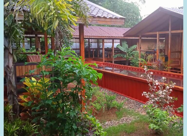 تختخواب و صبحانه At Home