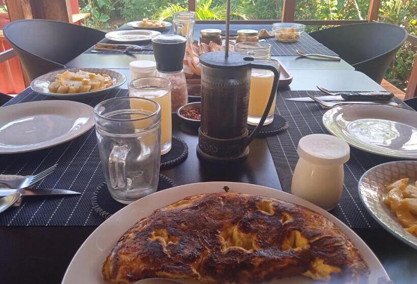 تختخواب و صبحانه At Home