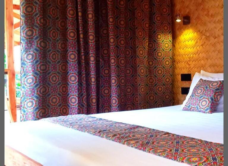 تختخواب و صبحانه At Home