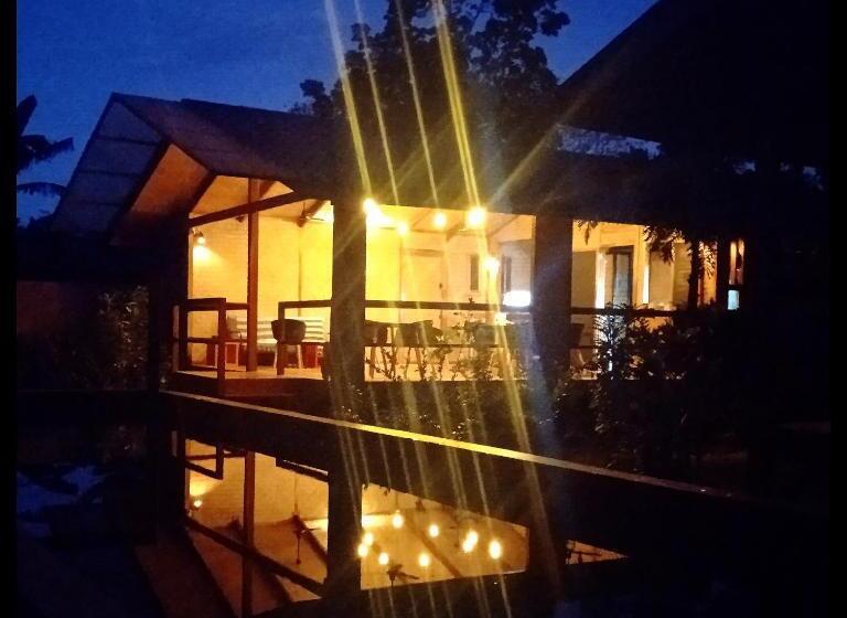 تختخواب و صبحانه At Home