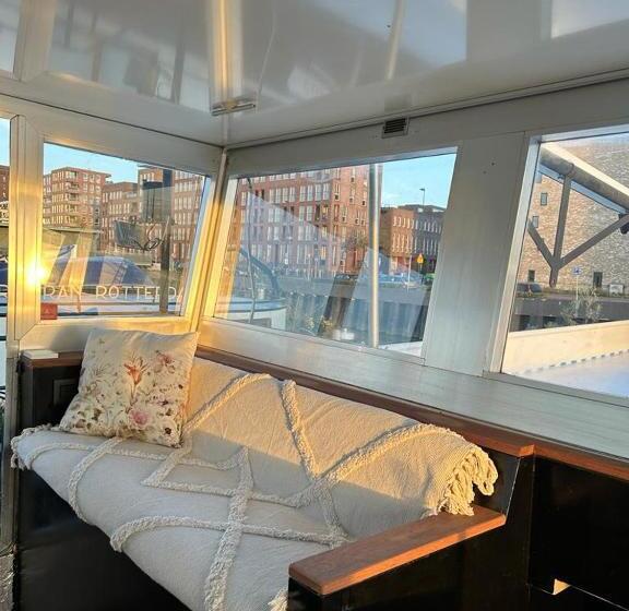 تختخواب و صبحانه Wheelhouse Euphrate Houseboat