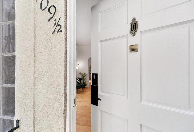 Beverly Hills Stylish & Central 1 Br Apt + Parking