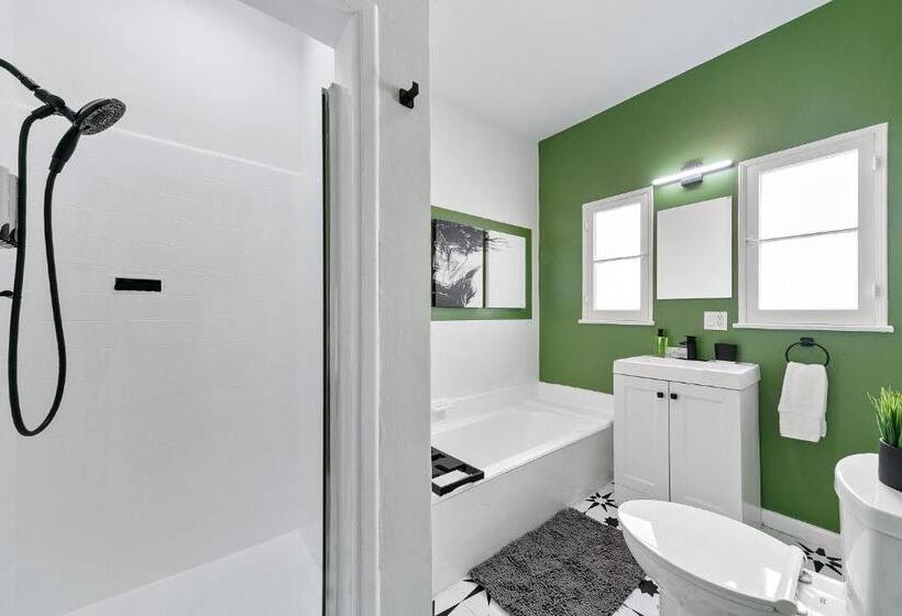 Beverly Hills Stylish & Central 1 Br Apt + Parking