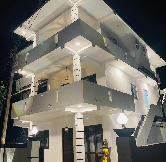 בית מלון כפרי Blue Waves Ocean Mirissa