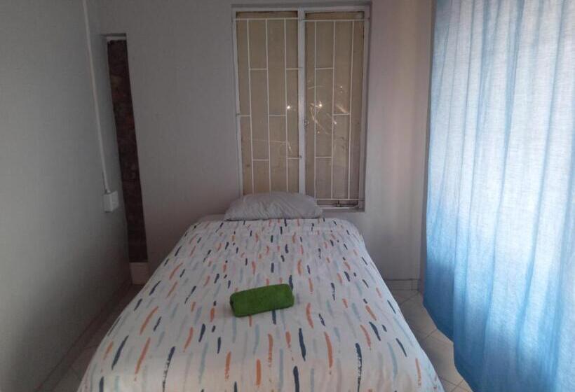 Капсульный Oтель Las Palmas Day & Night Guest House