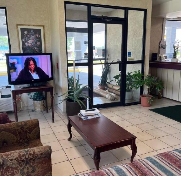 فندق Hallmarc Inn