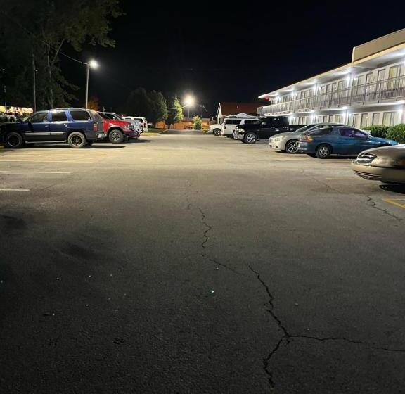 فندق Hallmarc Inn