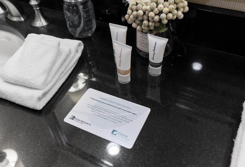هتل Lucky Gem Penthouse & Luxury Suites At Signature Resort, Balcony Strip View 2605