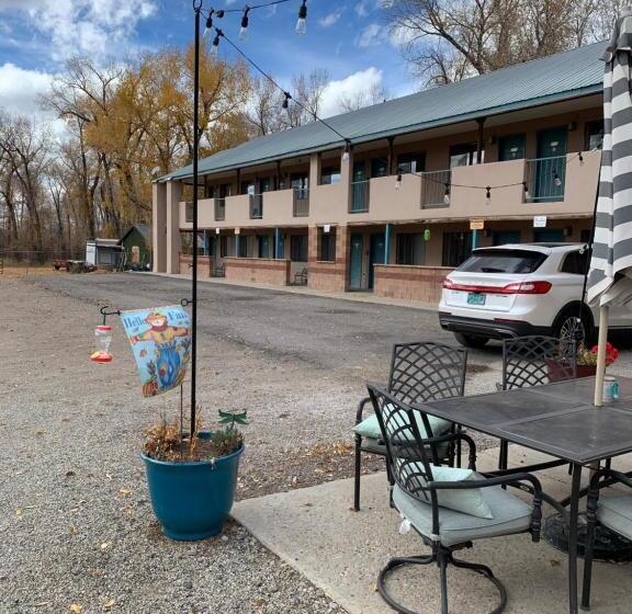 فندق على الطريق Down Home Lodge & Family Rv Resort