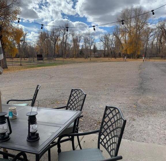 فندق على الطريق Down Home Lodge & Family Rv Resort