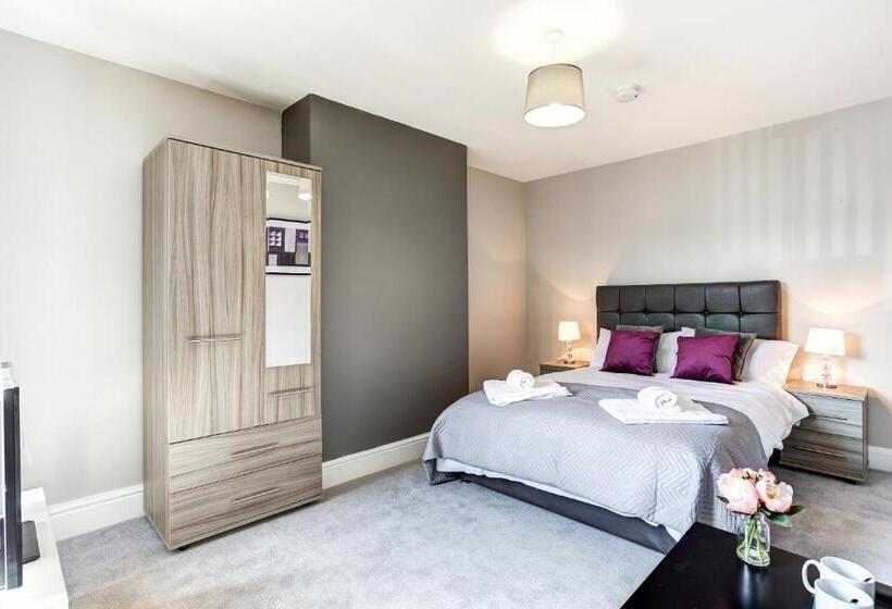 פנסיון Clen Holme House