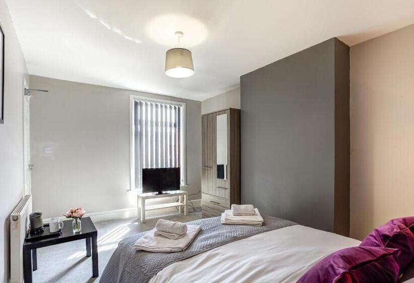 פנסיון Clen Holme House