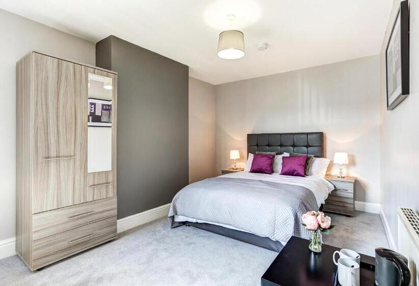 פנסיון Clen Holme House