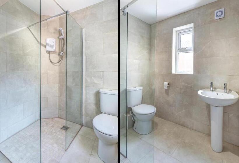 פנסיון Clen Holme House