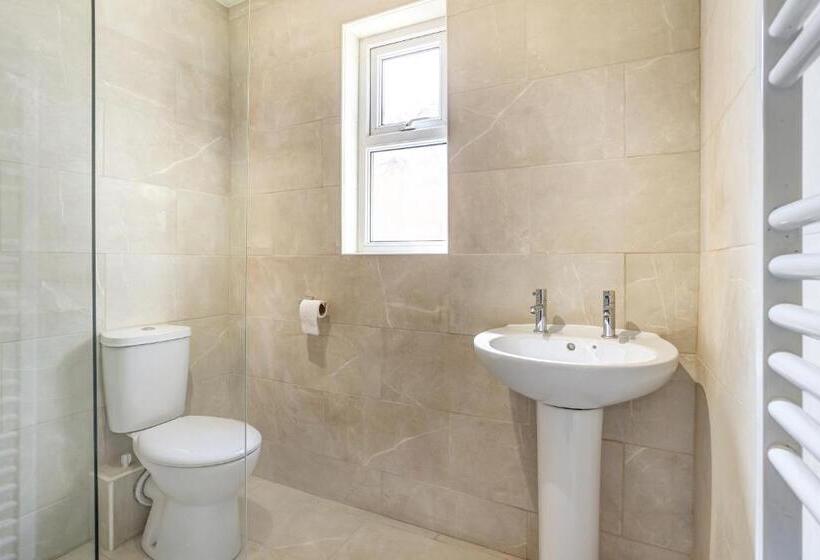 פנסיון Clen Holme House