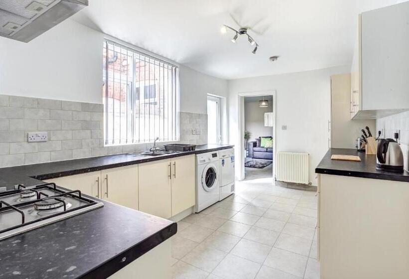 פנסיון Clen Holme House